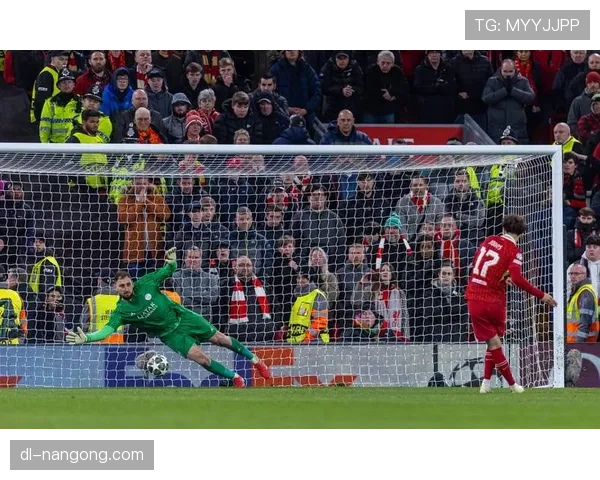 守门员扑点球规则拆解：站位和提前移动如何判罚？