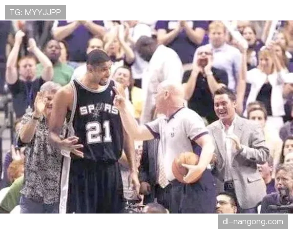 多名球员冲突情况下裁判如何判罚才合理？规则详解揭秘