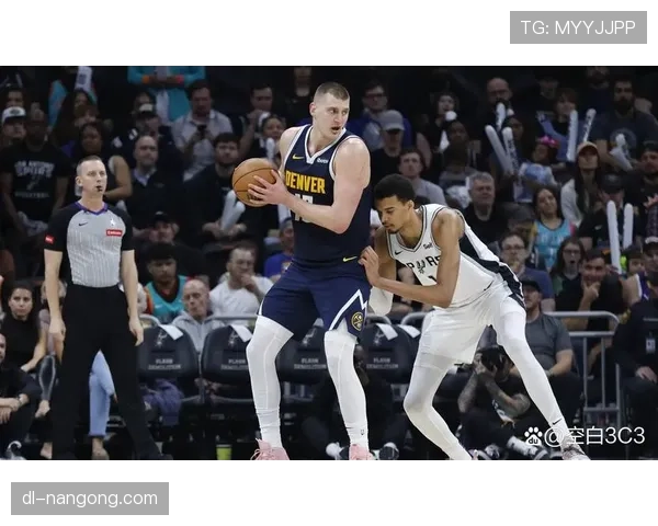 库兹马无球掩护牵制约基奇式中锋提升外线威胁